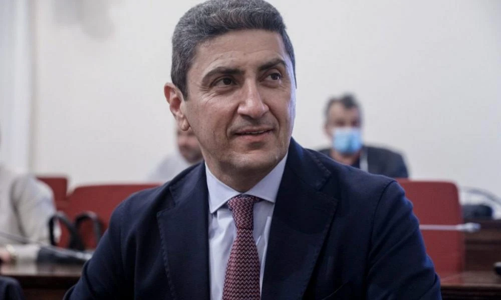 Υπόθεση Αυγενάκη: «Μου τράβηξε το τηλέφωνο και πέταξε μια καρέκλα κάτω», κατήγγειλε ο υπάλληλος του «Ελ. Βενιζέλος»